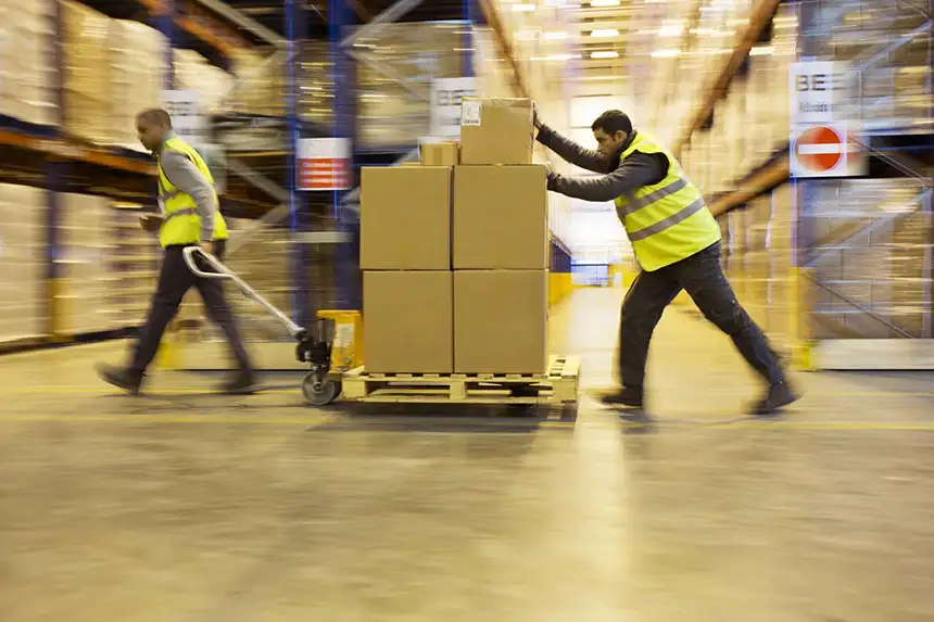 Why Motor Oil Distributors Are Key to Supply Chain Efficiency